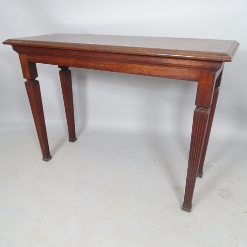 2621 - An early 20th century mahogany console table, on square tapered legs, with fluted decoration, 122 x ... 