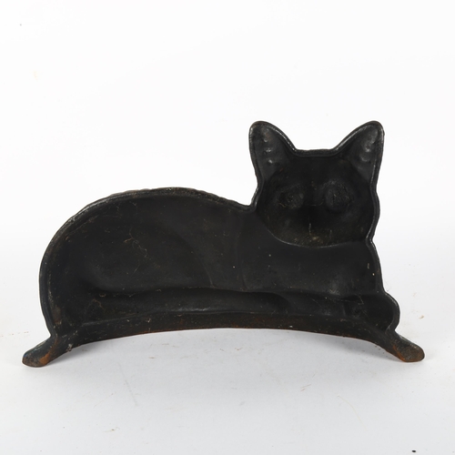 324 - A cast-iron door stop in the shape of a cat, length 30cm, height 20cm