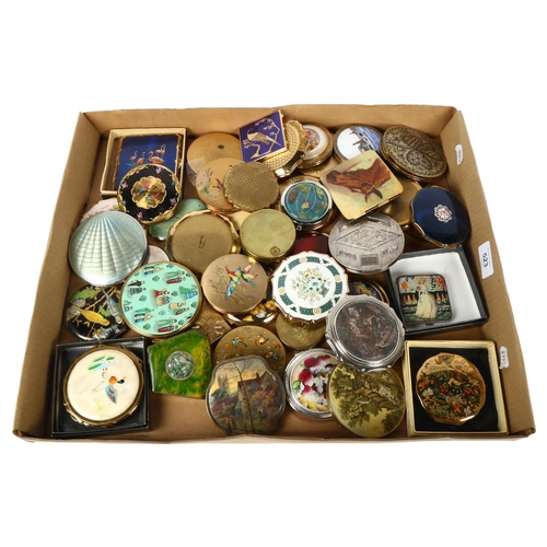 523 - A collection of Vintage compacts, including Stratton, Art Deco, and Liberty's