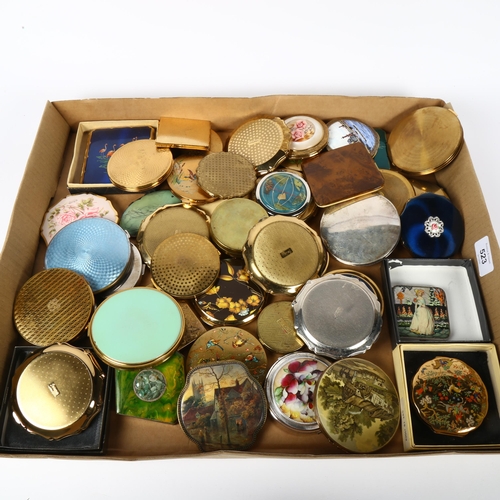 523 - A collection of Vintage compacts, including Stratton, Art Deco, and Liberty's