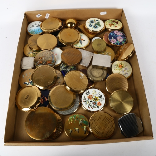 551 - A collection of Vintage compacts, including Art Deco and Stratton, a lipstick and pillboxes