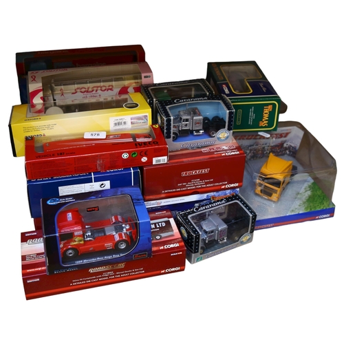 578 - A quantity of Corgi, Oxford Diecast, and various other diecast models, all boxed or in display cases... 