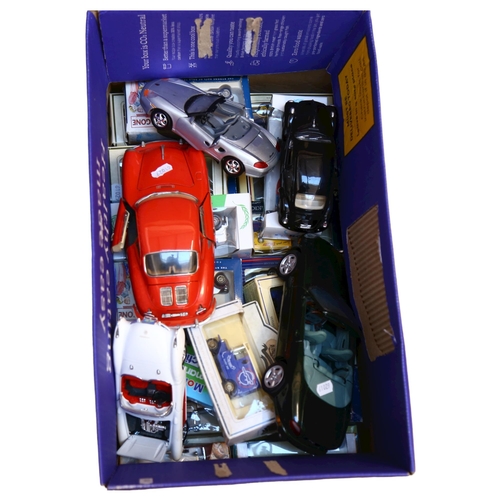 581 - A quantity of Burago, Corgi, Days Gone etc diecast vehicles, vehicles are both loose and boxed (27)