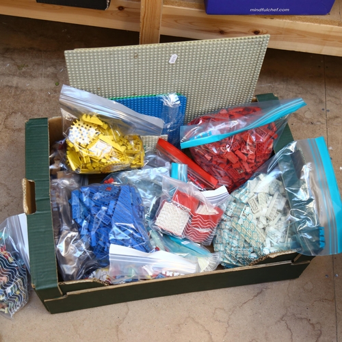 582 - A large quantity of 1970s LEGO, and a quantity of Vintage toy animal figures, both zoo and farmyard ... 