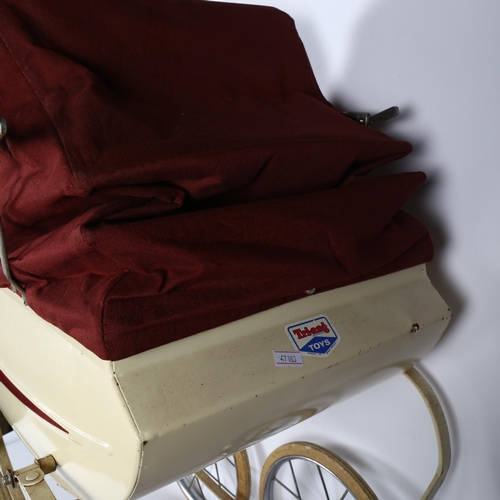 589 - TRI-ANG TOYS - a Vintage doll's pram, L87cm, H78cm, W38cm