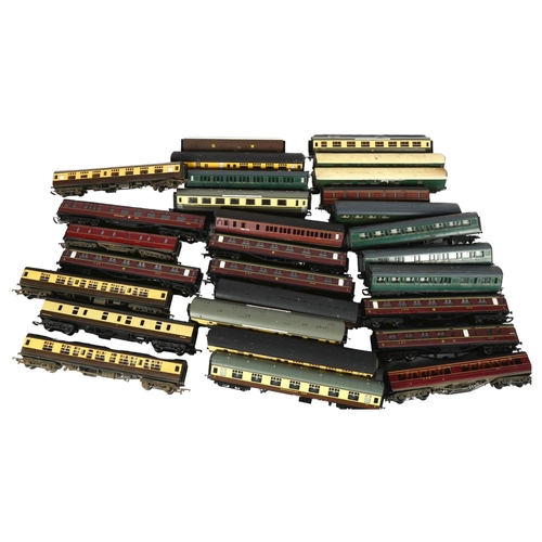 593 - A quantity of Hornby and Airfix locomotive carriages, including Hornby Southern Railway and Hornby S... 