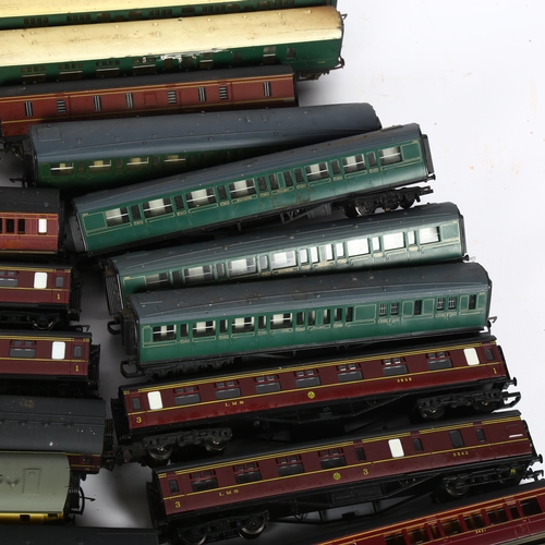 593 - A quantity of Hornby and Airfix locomotive carriages, including Hornby Southern Railway and Hornby S... 