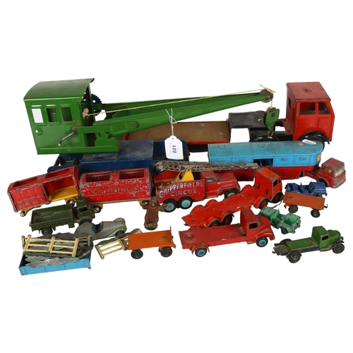 601 - A quantity of Corgi, Dinky and various other diecast vehicles, including various Chipperfields Circu... 