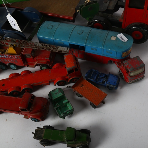 601 - A quantity of Corgi, Dinky and various other diecast vehicles, including various Chipperfields Circu... 