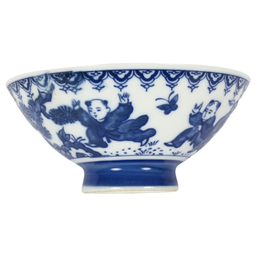 673 - A Chinese porcelain blue and white bowl on foot, with design of figures, diameter 12cm