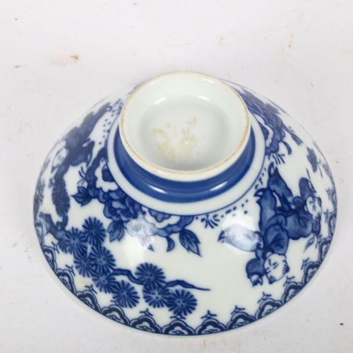 673 - A Chinese porcelain blue and white bowl on foot, with design of figures, diameter 12cm