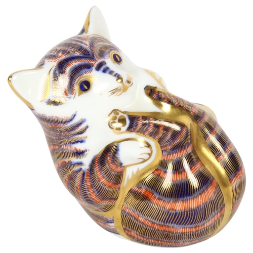 678 - A Royal Crown Derby Imari design cat, height 6cm