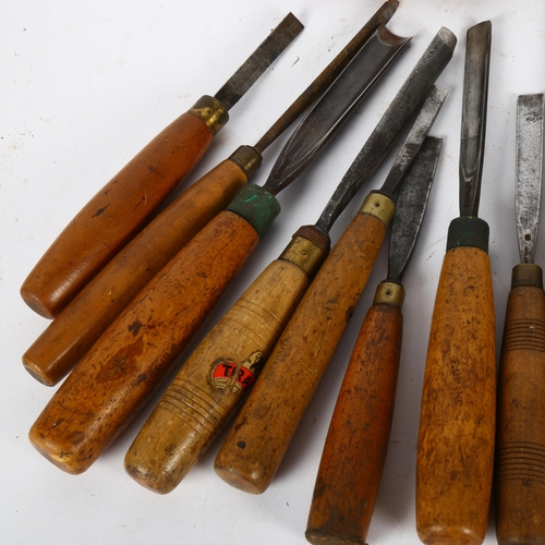 372 - A quantity of Vintage carving tools (21)