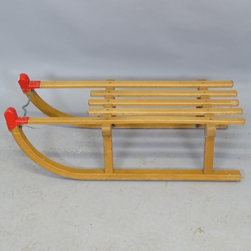 2654 - A vintage child's sledge. 79cm x 24cm x 30cm