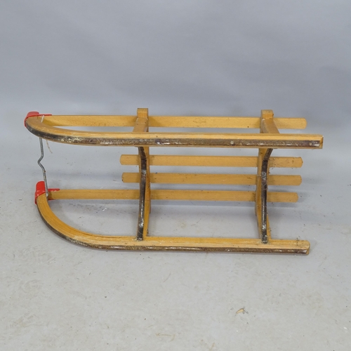 2654 - A vintage child's sledge. 79cm x 24cm x 30cm