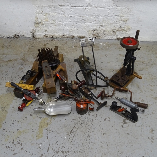 2655 - A quantity of vintage tools including drills, pump and oil can.