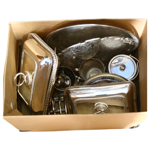 935 - A quantity of silver plated ware, to include biscuit barrel, serving trays, entree dishes and covers... 