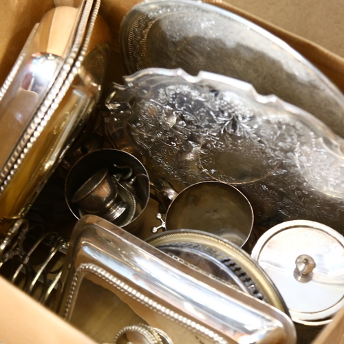 935 - A quantity of silver plated ware, to include biscuit barrel, serving trays, entree dishes and covers... 