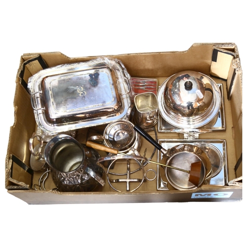 936 - A group of silver plated ware, to include entree dishes and cover, muffin dish, fondue set, water ju... 