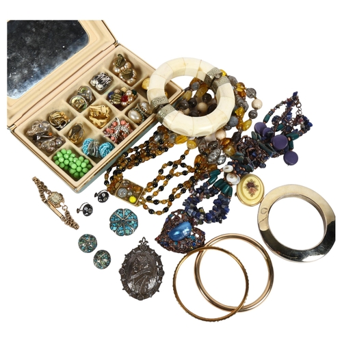 946 - Various costume jewellery, to include 4 assorted bangles, various clip-on earrings, pewter brooch, s... 