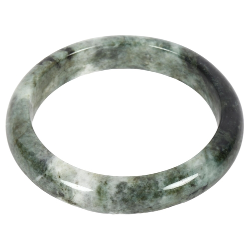 947 - A Chinese green jade bangle, internal diameter 6.5cm, cased