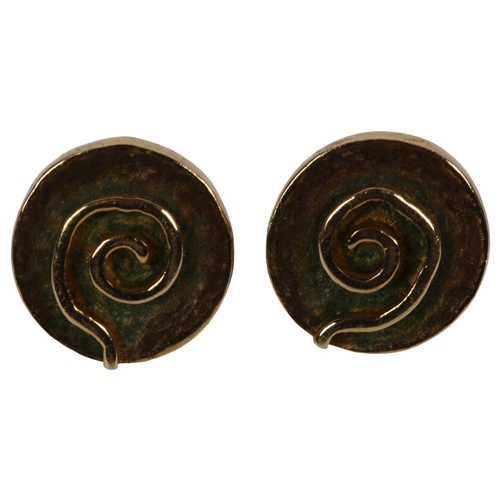 977 - A pair of stylised 9ct gold earrings, 3.7g