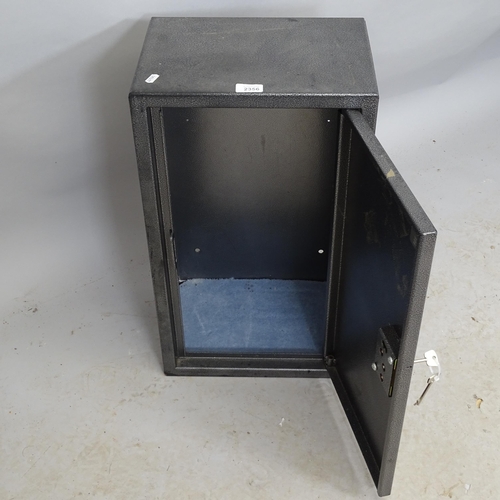 2356 - A metal gun / ammunition cabinet, with key. 36cm x 62cm x 25cm