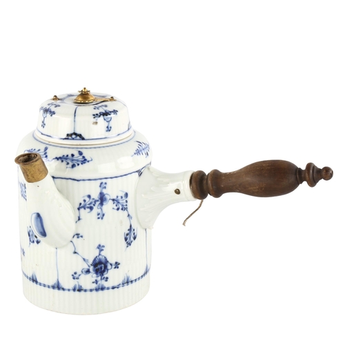 139 - A 19th century Royal Copenhagen blue and white porcelain coffee pot with side-pouring handle, height... 