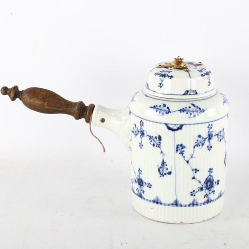 139 - A 19th century Royal Copenhagen blue and white porcelain coffee pot with side-pouring handle, height... 