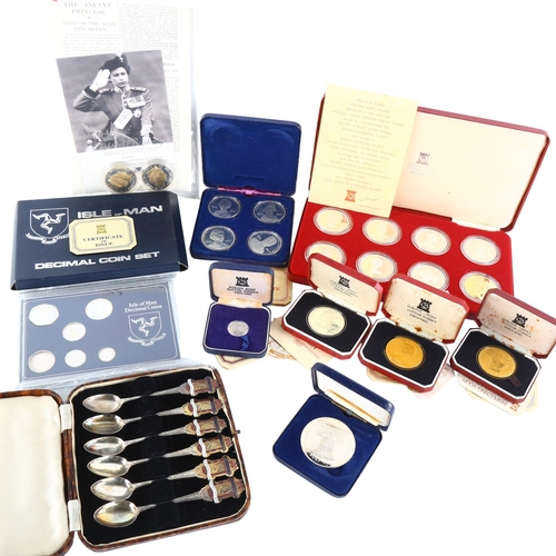 145 - *DESCRIPTION CHANGE*- Cased sets of commemorative crowns and other cased coins including a replica o... 