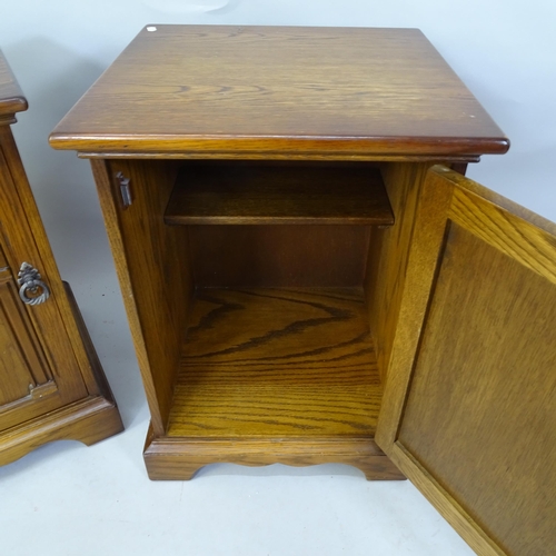 2125 - A pair of Ipswich oak bedside cupboards. 45 x 63cm.