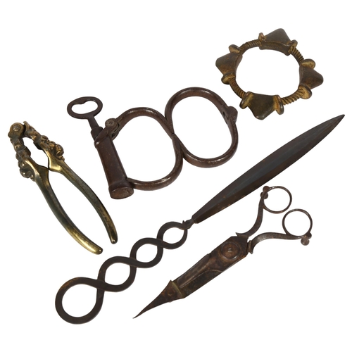 129 - A 19th century Hiatt Irish 8 handcuffs, with Hiatt impressed on the key and cuffs, an Antique bronze... 