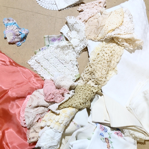 322 - A quantity of Vintage linen, including counter panes, mats, table cloths and doilies etc