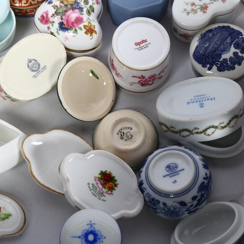 446 - A collection of boxed porcelain pill and trinket boxes, including Heinrich, Spode and Wedgwood