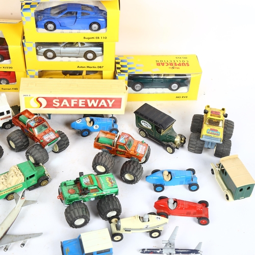 523 - A quantity of diecast vehicles, including Maisto Supercar Collection, several boxed cars etc