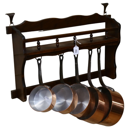 550 - A graduated set of 5 French 1970s copper pans, with wooden hanging rack, diameter of largest pan 20c... 