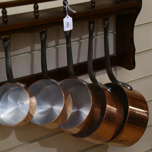 550 - A graduated set of 5 French 1970s copper pans, with wooden hanging rack, diameter of largest pan 20c... 