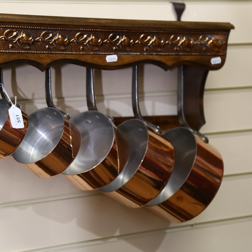 551 - A graduated set of 5 French 1970s  copper pans, with wooden hanging rack, largest pan diameter 18cm,... 