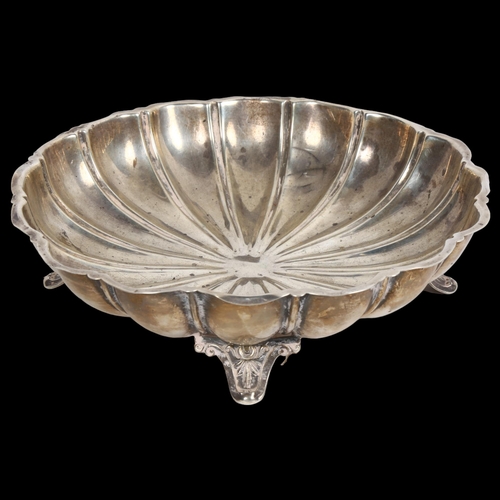 918 - An Edward VII silver bowl of scalloped form, on cast feet, hallmarks for Birmingham 1906, 13.5oz