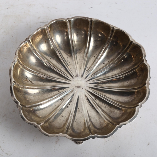 918 - An Edward VII silver bowl of scalloped form, on cast feet, hallmarks for Birmingham 1906, 13.5oz