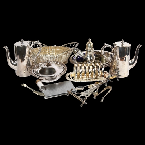 813 - A group of silver plated ware, to include a muffin dish and cover, a pair of hotel plate hot water j... 