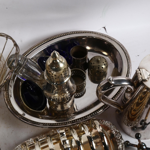 813 - A group of silver plated ware, to include a muffin dish and cover, a pair of hotel plate hot water j... 