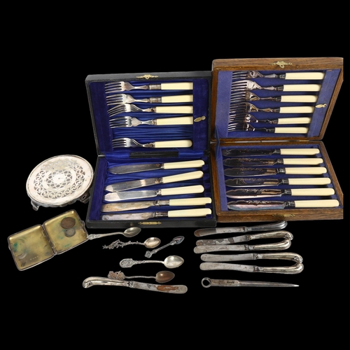 816 - A group of silver and plated ware, to include 2 cased sets of fish cutlery, 6 silver pistol-grip han... 