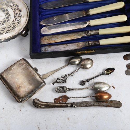 816 - A group of silver and plated ware, to include 2 cased sets of fish cutlery, 6 silver pistol-grip han... 