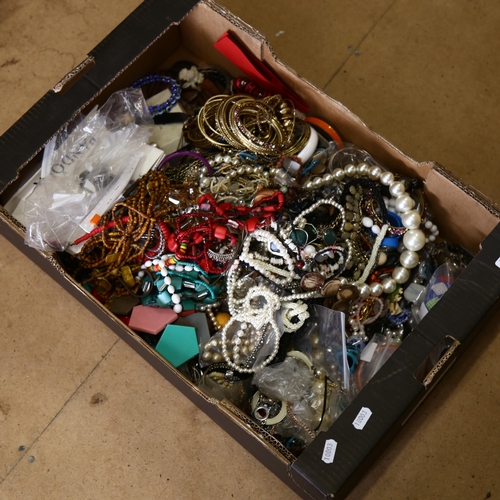 836 - A large quantity of modern costume jewellery (boxful)