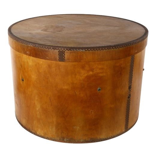 84 - An early 20th century Atlas Hutschactel bent ply hat box, stamped inside base and label inside lid, ... 