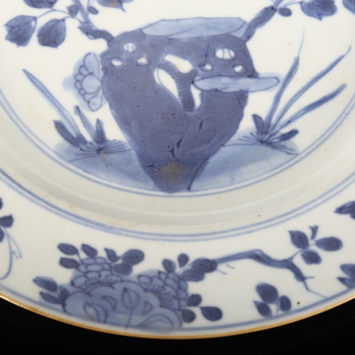 184 - A Chinese Kangxi Period blue and white porcelain plate, diameter 27cm