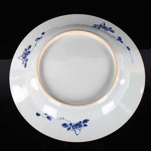 220 - A Chinese blue and white porcelain plate decorated with birds, diameter 32cm