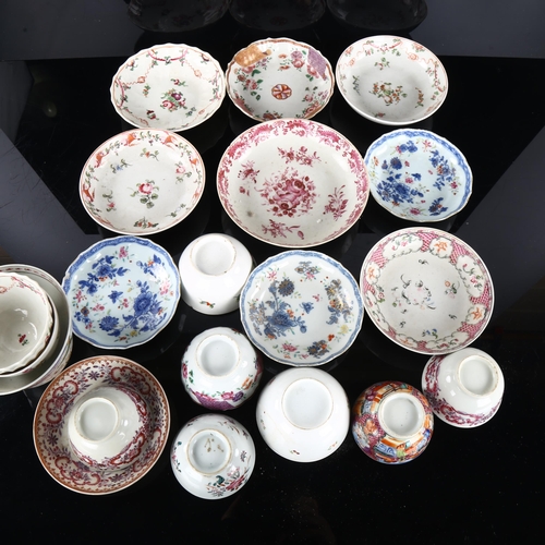 252 - A quantity of Chinese 18th century tea bowls and saucers