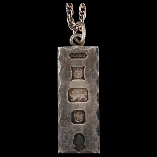 1246 - An Elizabeth II Silver Jubilee ingot pendant necklace, on silver Prince of Wales link chain, maker's... 